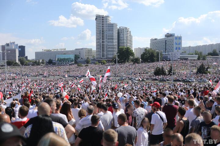 Митинг против фальсификации результатов президентских выборов и насилия у стелы «Минск — город-герой», 16 августа 2020 года. Фото: TUT.BY