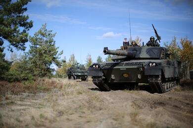 Основной боевой танк «Ариете» итальянской армии и бронетранспортер LAV III канадской армии выполняют задачу по патрулированию на учениях в Латвии. Сентябрь 2019 года. Фото: esercito.difesa.it, CC BY 2.5, commons.wikimedia.org