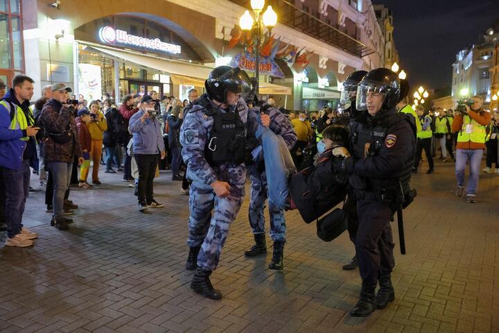 ФСБ задержала в Гродно российского активиста, которого обвиняют в сотрудничестве с Украиной. Его уже доставили в РФ0