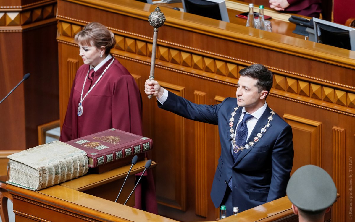 Избранный президент Украины Владимир Зеленский получает президентскую булаву от председателя Конституционного суда Украины Натальи Шаптала во время церемонии инаугурации в зале парламента в Киеве, Украина, 20 мая 2019 года. Фото: Reuters