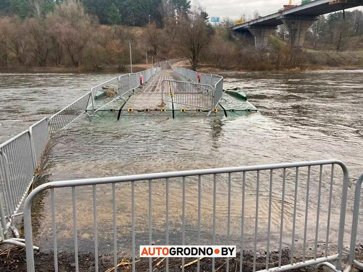 Затопленный понтонный мост через Неман в Гродно. Фото: "АвтоГродно"