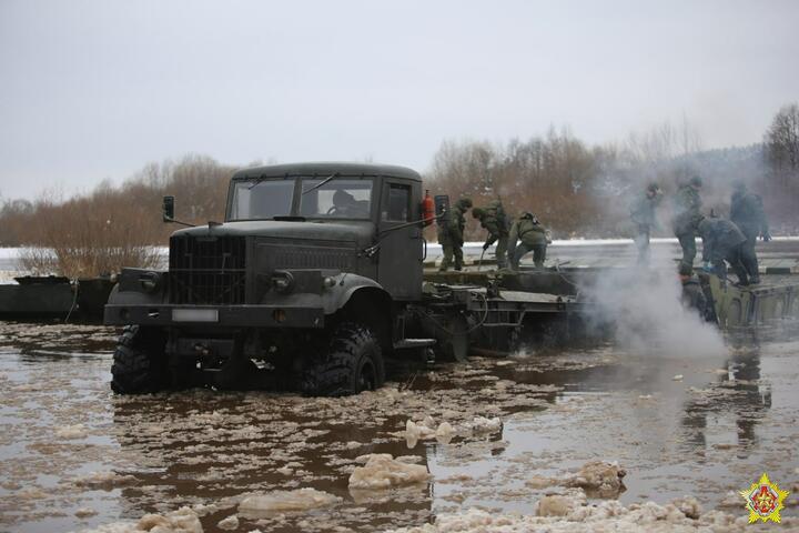 Военнослужащие 7‑го инженерного полка Северо-западного оперативного командования наводят понтонную переправу. Январь 2023 года. Фото: t.me/modmilby