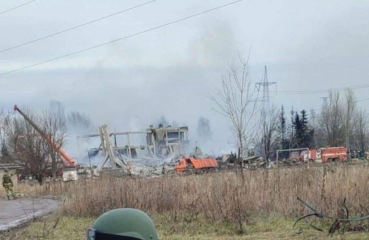 На уничтоженной базе оккупантов в здании ПТУ в Макеевке ликвидированы более 300 россиян / фото Baza