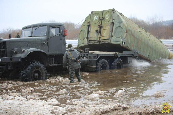 Военнослужащие 7‑го инженерного полка Северо-западного оперативного командования наводят понтонную переправу. Январь 2023 года. Фото: t.me/modmilby