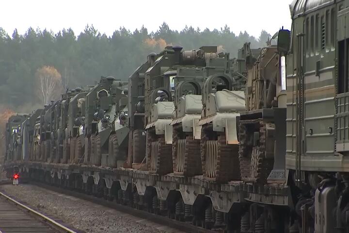 Эшелон с российской военной техникой в Беларуси. Скриншот видео Минобороны РФ