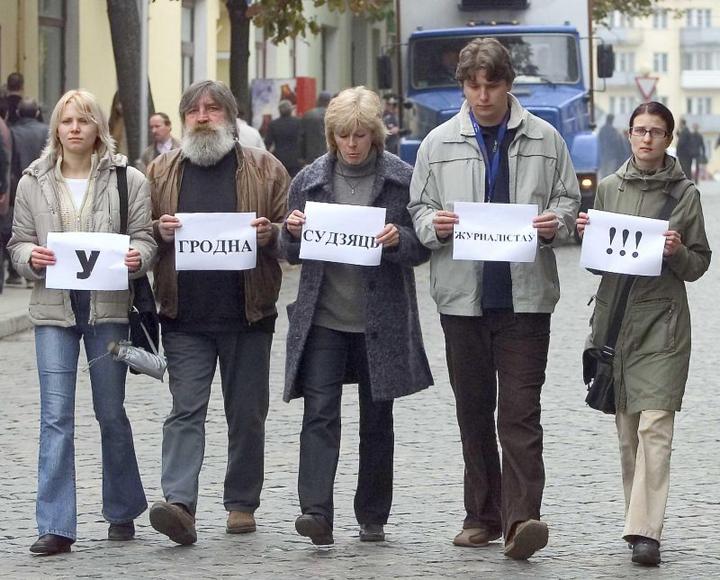 Акция протеста в Гродно против преследования журналистов. 2002 год. Фото: пресс-служба БАЖ