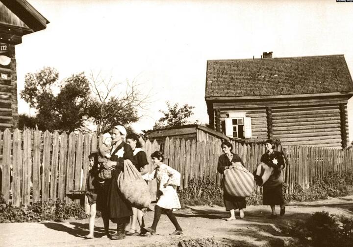 Переселение евреев Могилева в гетто. Архивная фотография предоставлена Александром Литиным