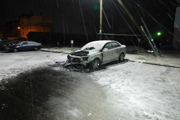 Сгоревший автомобиль начальника ГАИ Логойского района. Январь 2023 года. Фото: Логойский РОВД