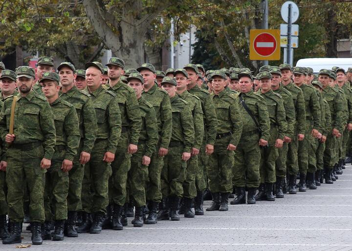 Резервисты, призванные во время мобилизации, на церемонии отправки на военные базы в Севастополе, Крым, 27 сентября 2022 года. Фото: Reuters