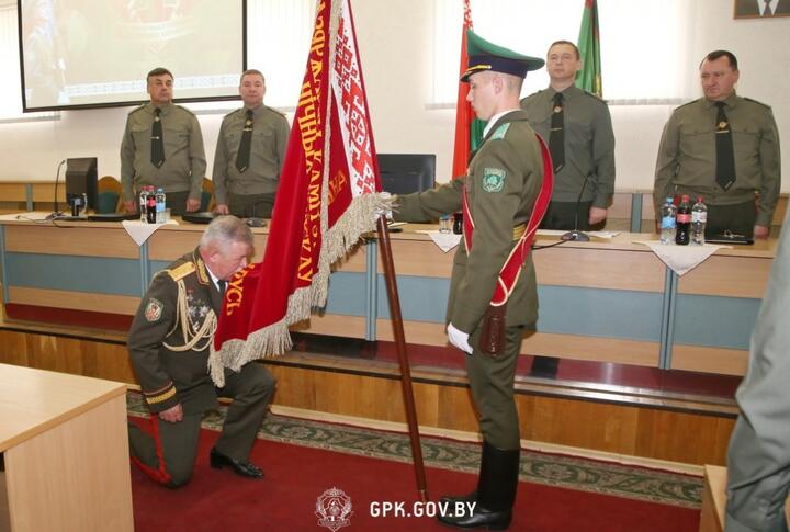 Анатолий Лаппо прощается с боевым знаменем ГПК. 2 июня 2023 года. Фото: ГПК