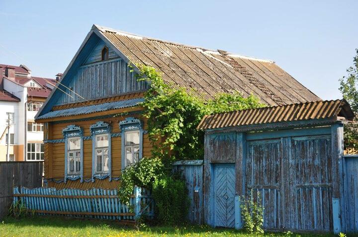 Старая шклоўская хата з драўляным аздабленнем, 6 жніўня 2017 года. Фота з архіваў суразмоўцы