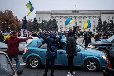 Местные жители празднуют деоккупацию Херсона, Украина, 12 ноября 2022 года. Фото: Reuters