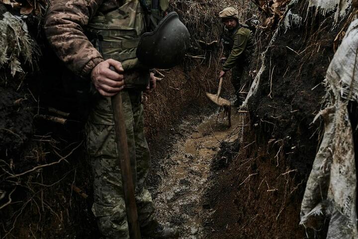 Бойцы 24-й отдельной механизированной бригады имени короля Даниила в окопах под Горловкой, Донецкая область, Украина, ноябрь 2023 года. Фото: instagram/libkos