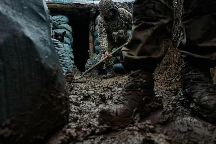 Бойцы 24-й отдельной механизированной бригады имени короля Даниила в окопах под Горловкой, Донецкая область, Украина, ноябрь 2023 года. Фото: instagram/libkos