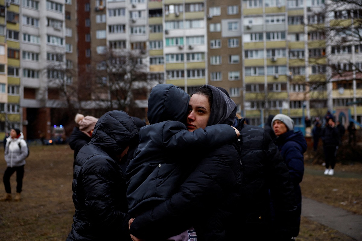 Жители пострадавшего дома, Киев, Украина, 7 февраля 2024 года. Фото: Reuters