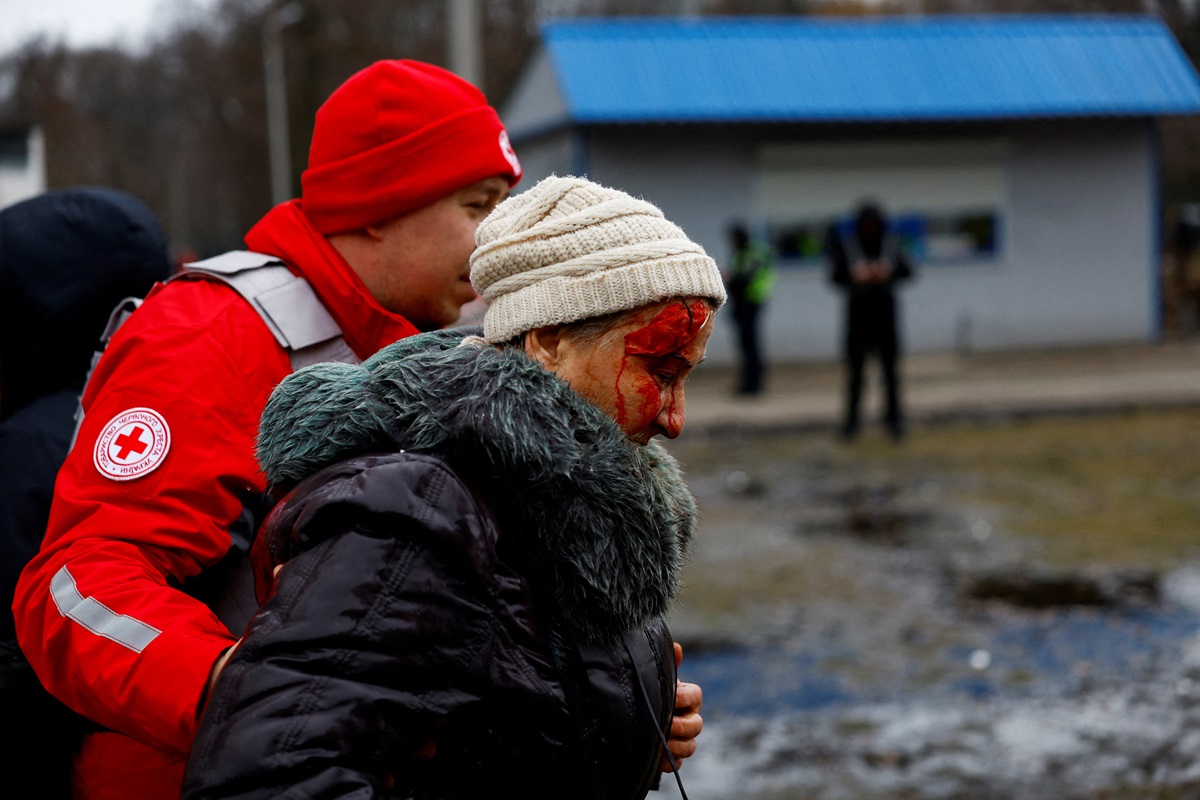 Спасатели и медики эвакуируют жильцов дома и помогают пострадавшим во время российской ракетной атаки. Киев, Украина, 7 февраля 2024 года. Фото: Reuters