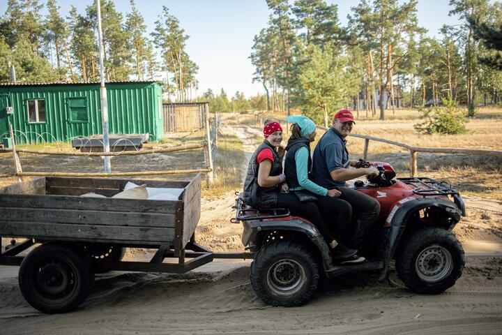 «Без Беларуси посдыхали бы». Как живут украинцы, которые собирают ягоды у нас на Ольманских болотах