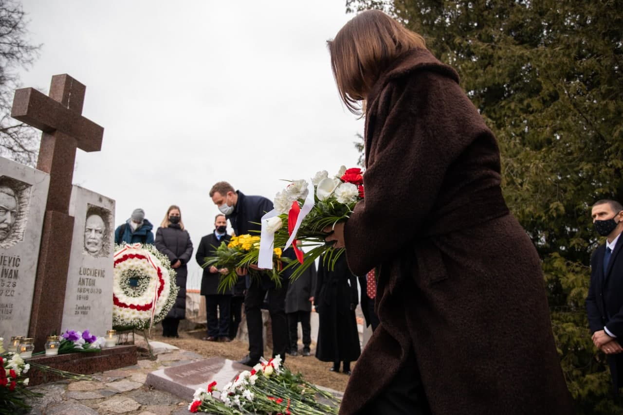 Светлана Тихановская и министр иностранных дел Ландсбергис в сопровождении почетного караула отметили День Воли в Вильнюсе