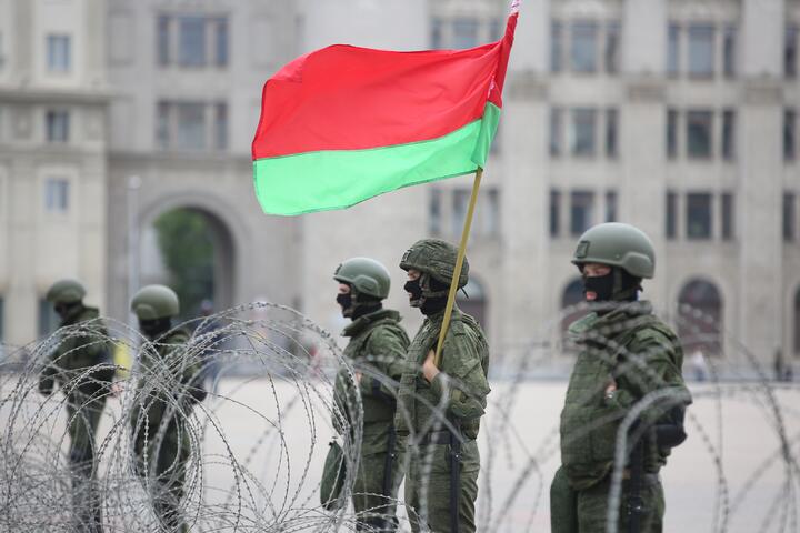 В Польше бросили на тротуар белорусский государственный флаг. СК возбудил уголовное дело